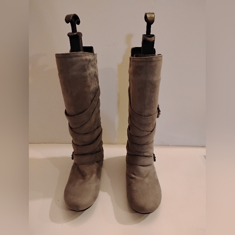 REPORT Stylish Gray Faux Suede Women's Boots 13'Tall  Buckled Straps Decors 6.5